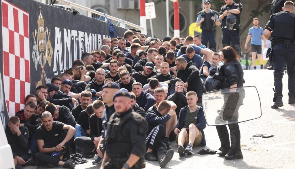 Pogledajte kako je policija poslagala navijače u Splitu