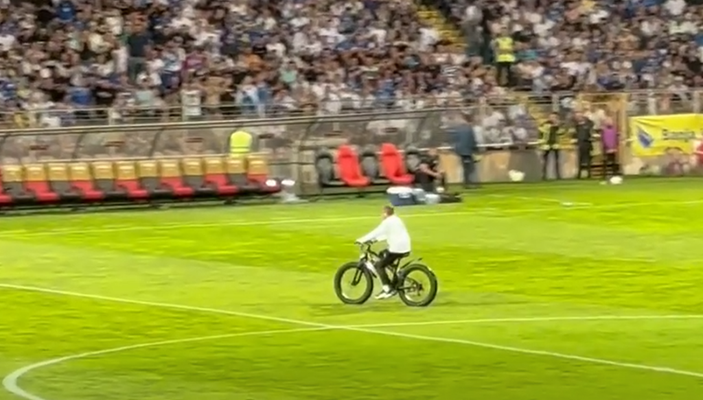 Evo zašto se austrijski izbornik pojavio na stadionu biciklom!